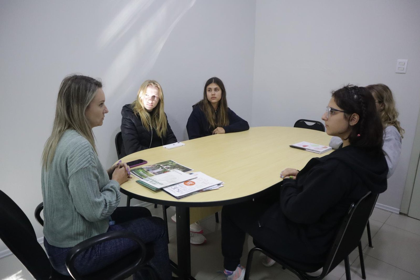 Bate-papo com alunos do Ensino Médio sobre universidade no exterior ocorre na IENH