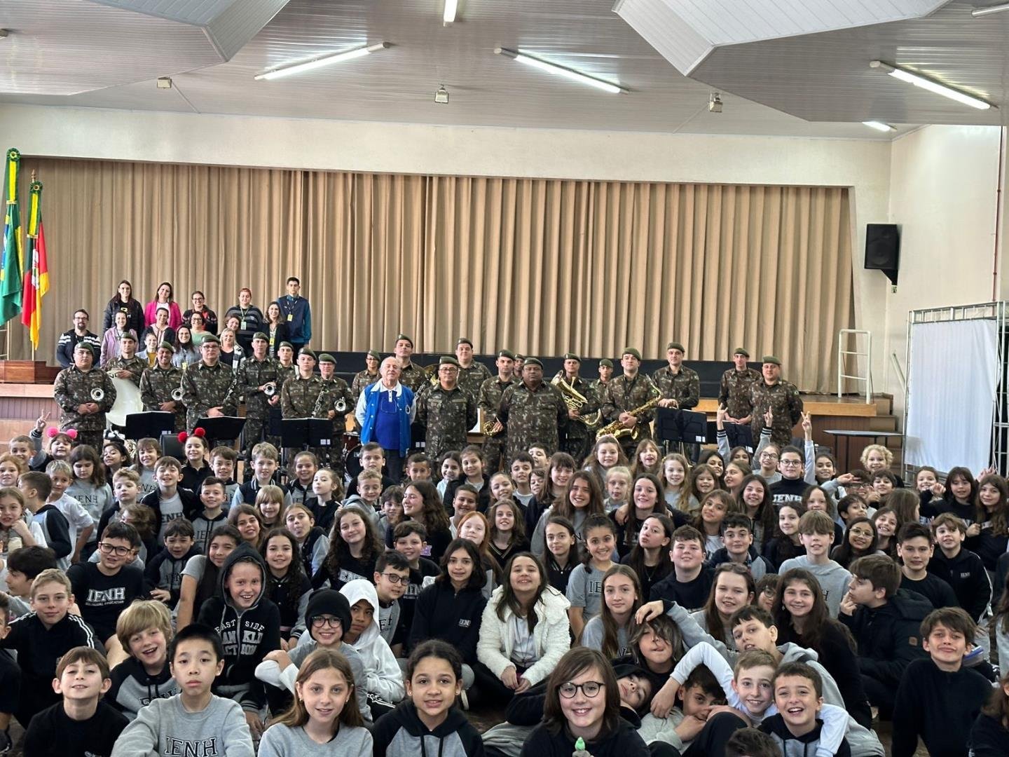Unidade Oswaldo Cruz recebe a banda sinfônica do 19° BITZ de São Leopoldo