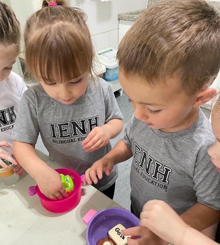 Alunos da Educação Infantil da IENH realizam experiência congelante e divertida