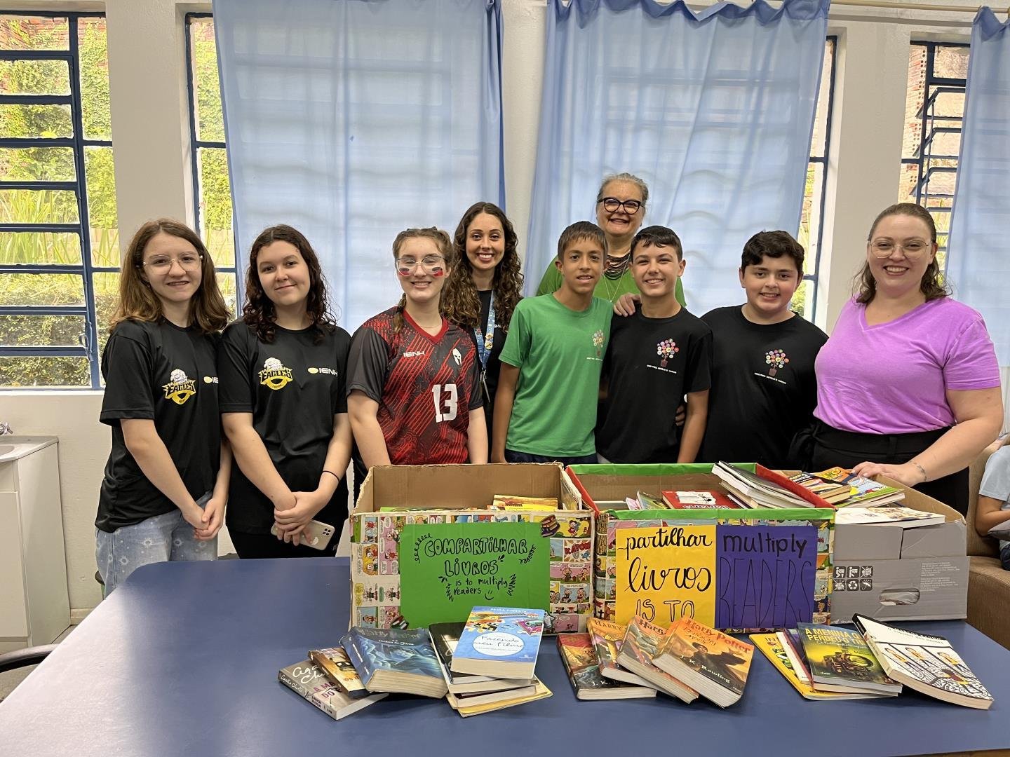 Alunos da IENH arrecadam livros para projeto da Escola Getúlio Dornelles Vargas