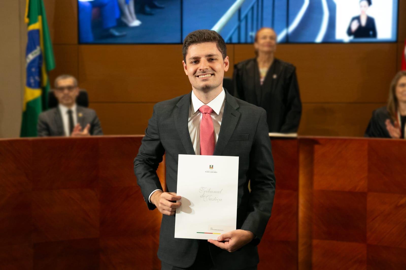 Ex-aluno da IENH se torna Juiz do TJRS aos 27 anos