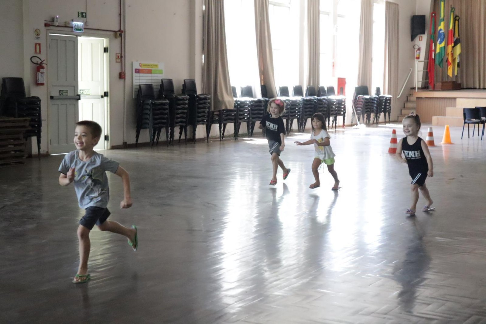 Circuito de obstáculos é organizado pelas professoras no Projeto de Férias IENH