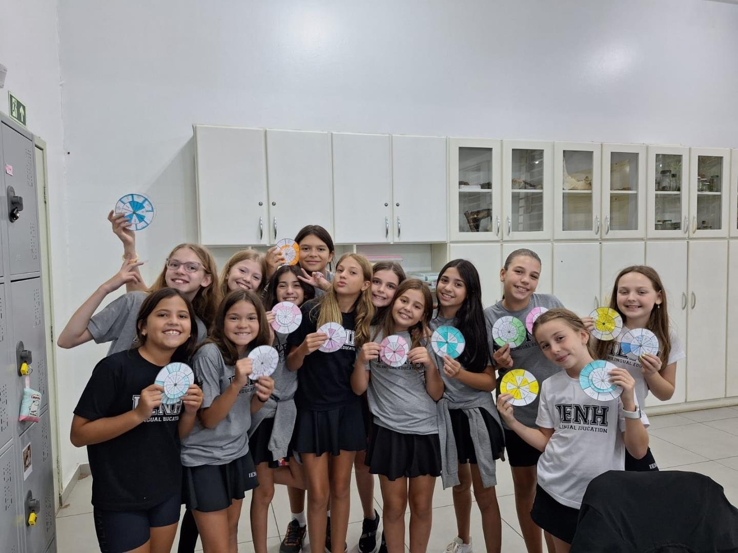 Alunos utilizam uma Grammar Wheel  para estudar a língua Inglesa