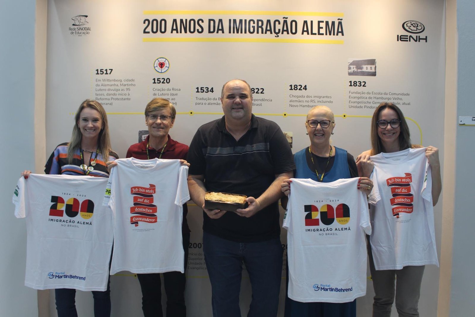 IENH recebe camiseta temática dos 200 anos da Imigração Alemã