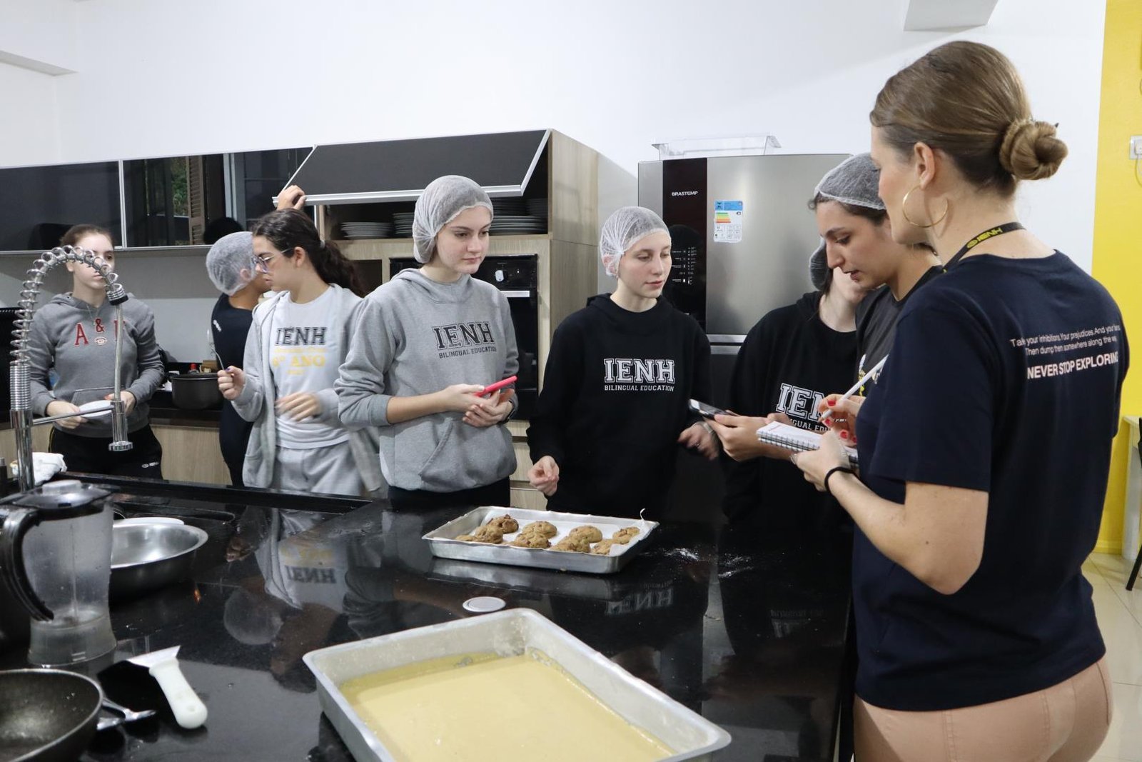 Alunos da IENH exploram componentes químicos através de receitas