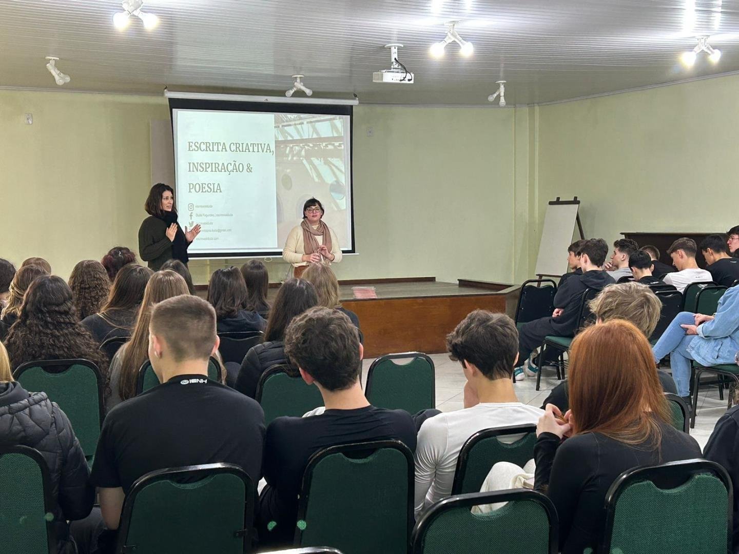 Alunos da Unidade Fundação Evangélica participam de bate-papo sobre escrita criativa