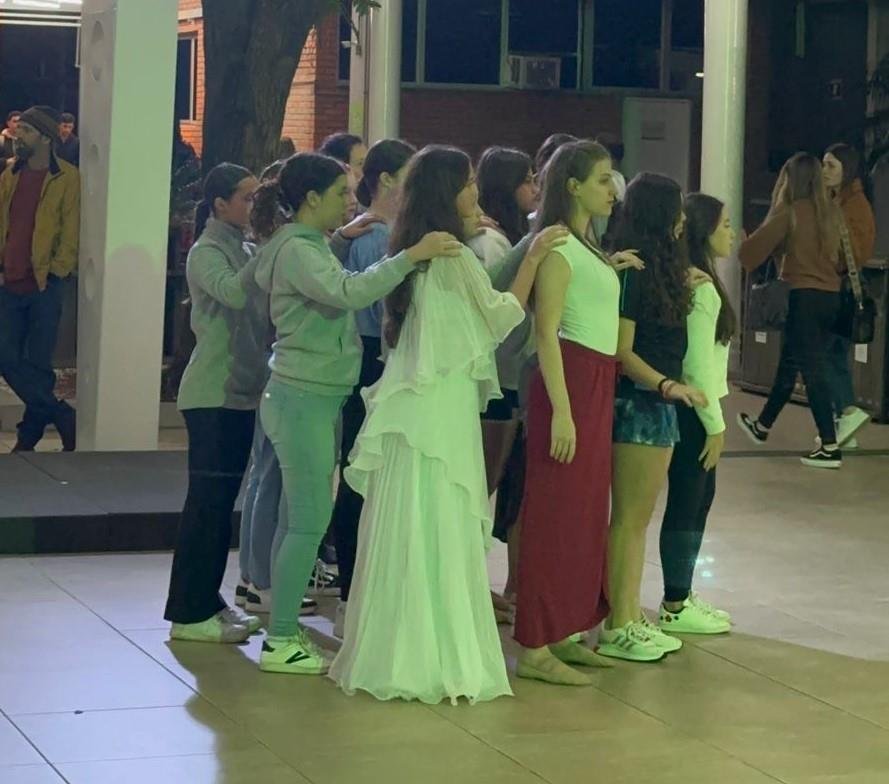 Grupo de Dança da IENH realiza intervenção artística na Universidade