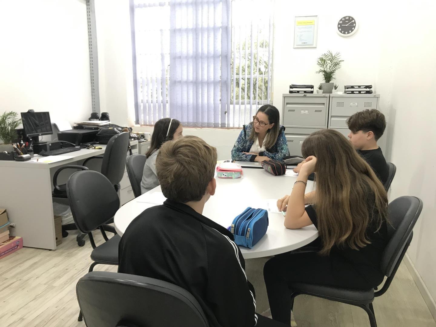 Turmas da Unidade Pindorama recebem a artista plástica Klau Brentano