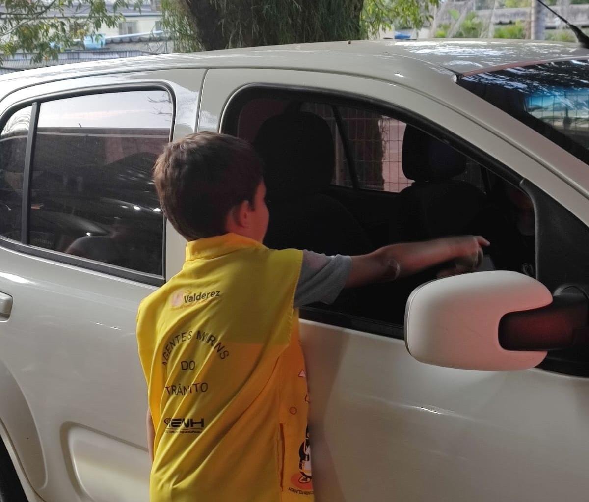 Agentes Mirins do Trânsito das Unidades Pindorama e Oswaldo Cruz fazem ação nas rótulas