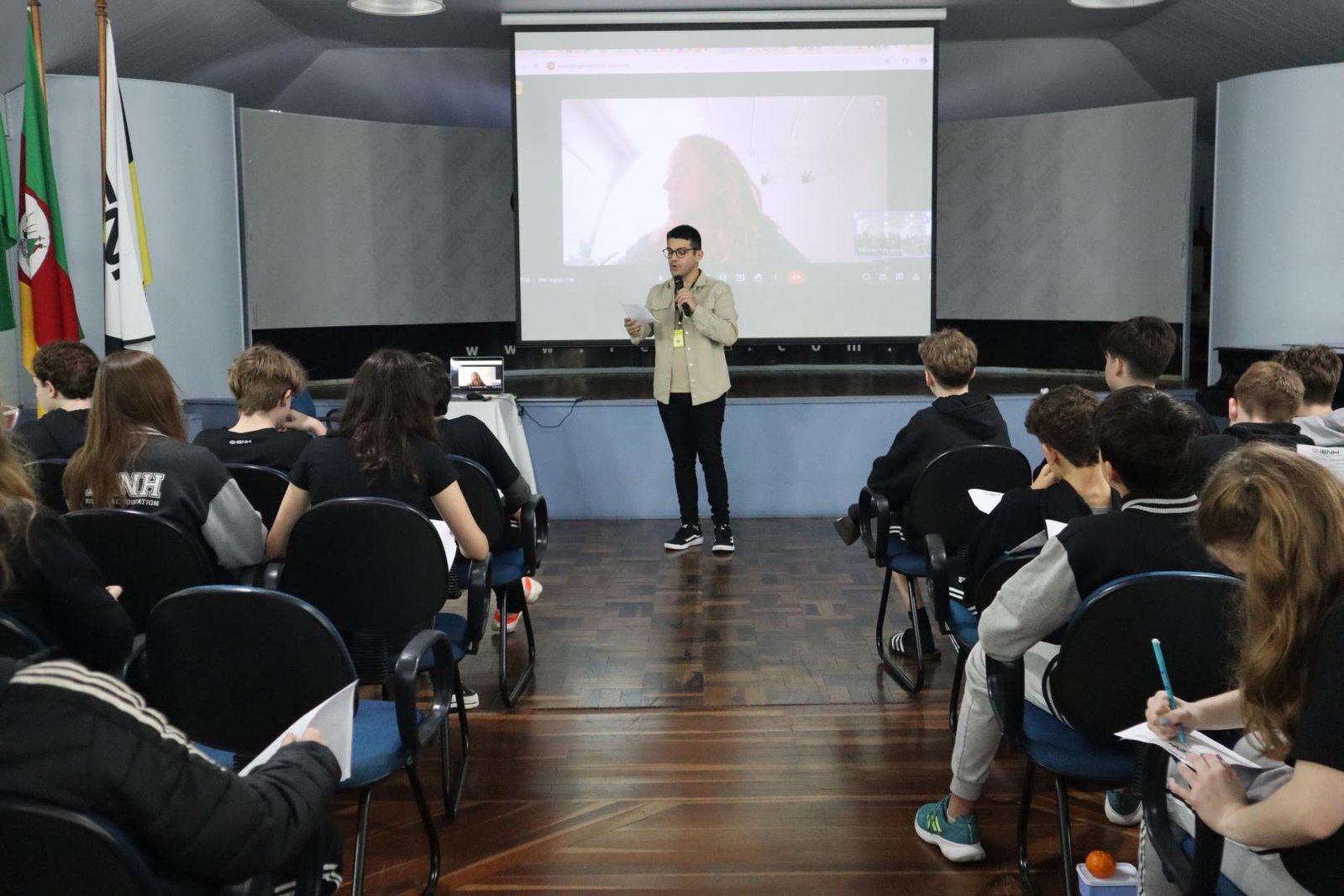 Alunos da Unidade Fundação Evangélica participam de palestra com PhD em Biologia