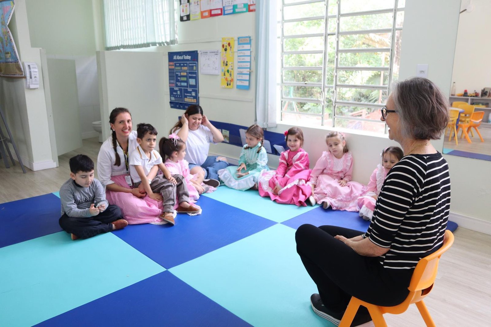 Crianças do Nível 5C da Unidade Oswaldo Cruz exploram desenhos com tintas em telas
