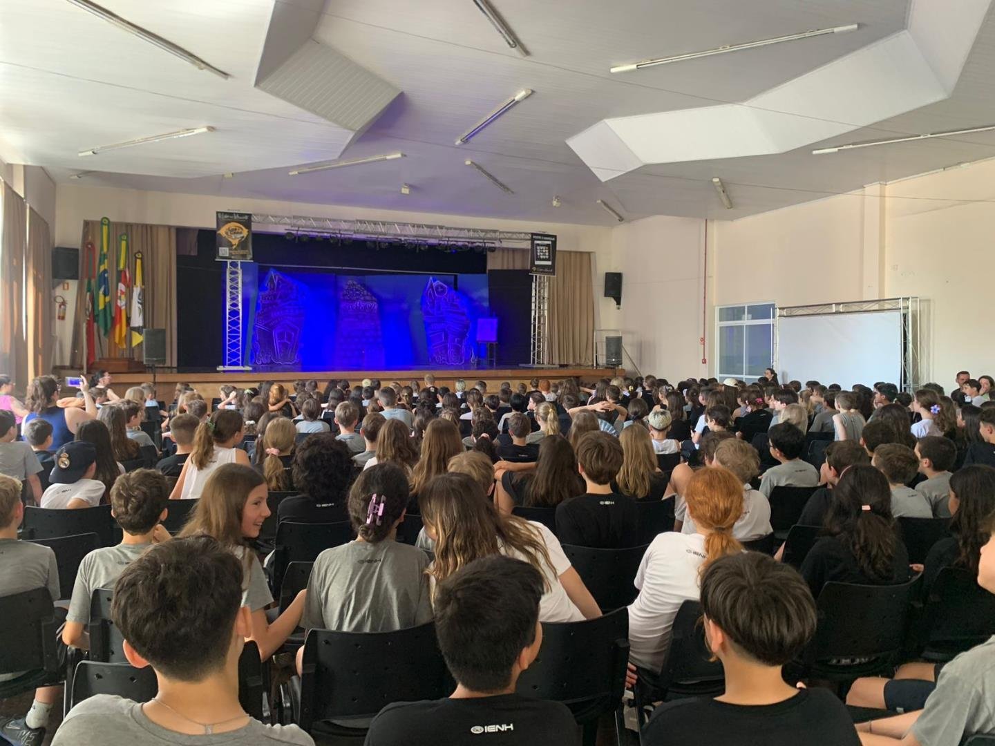 Alunos da Unidade Oswaldo Cruz se divertem ao assistir peças teatrais