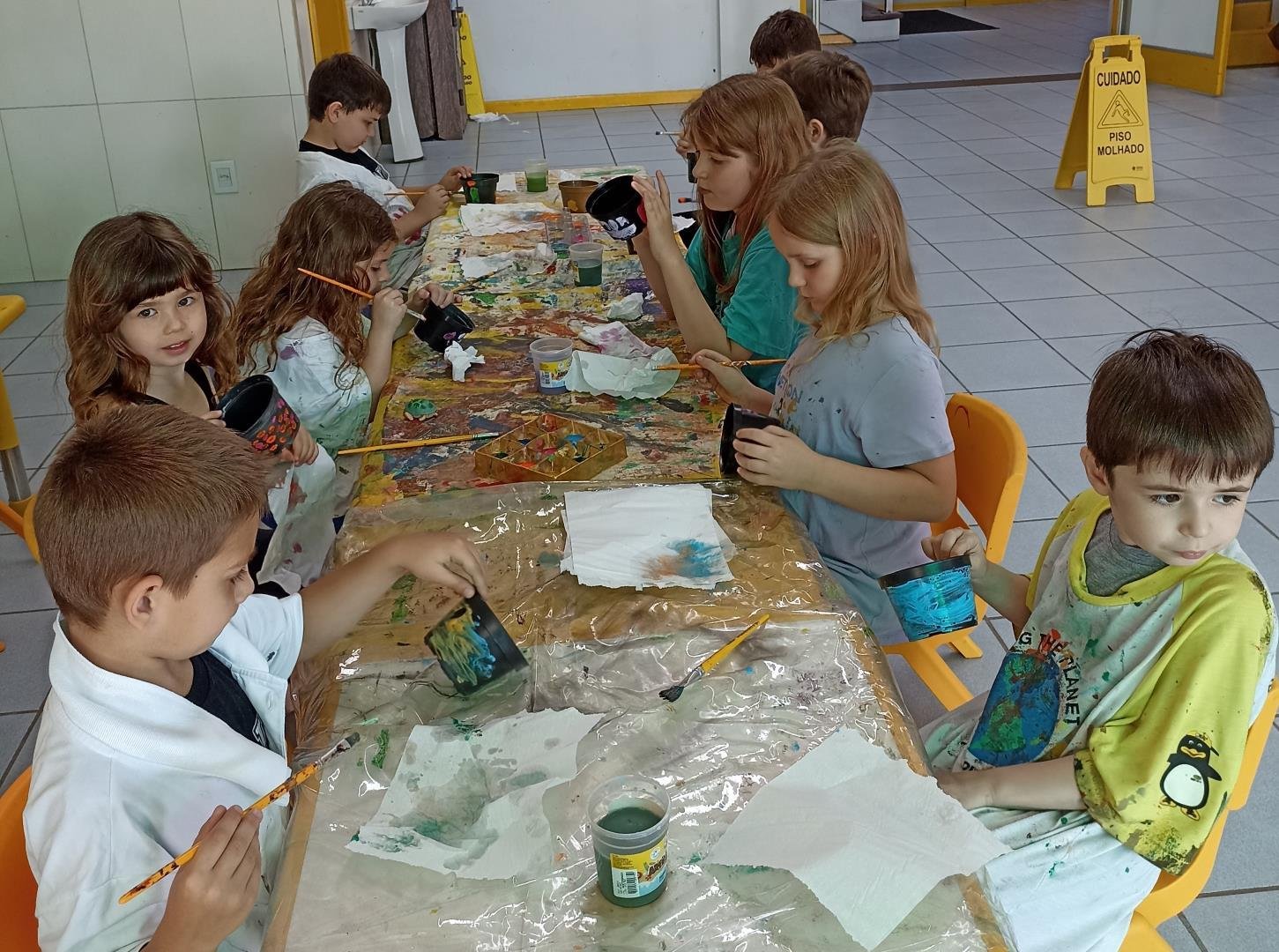 Crianças do Espaço Brincar e Criar transformam aprendizado em pinturas e plantação