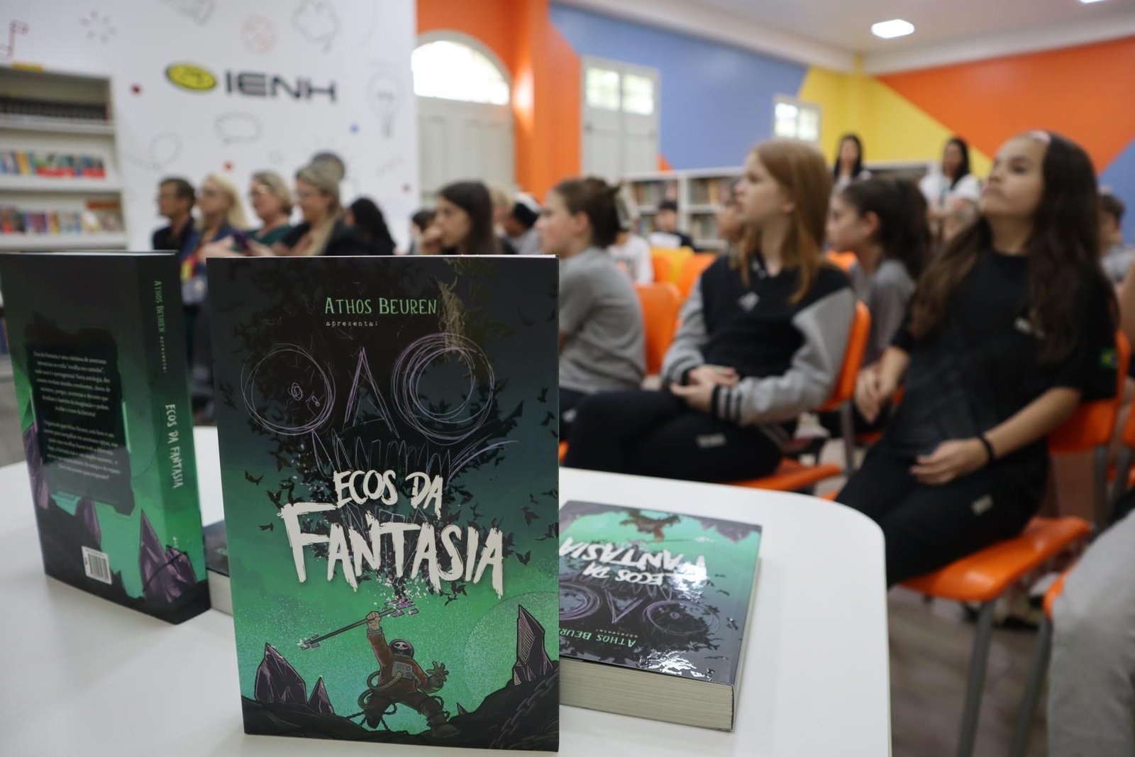 Livro “Ecos da Fantasia” é lançado na Unidade Pindorama