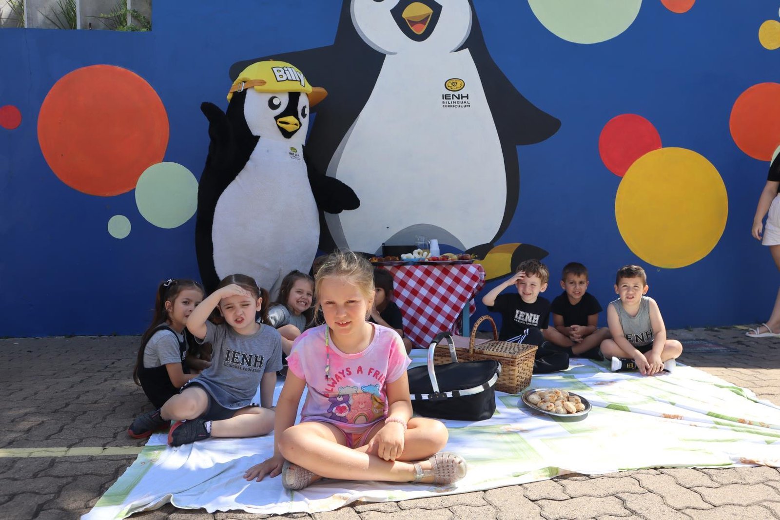 Billy surpreende as crianças do Projeto de Férias da Unidade Pindorama com uma caça ao tesouro