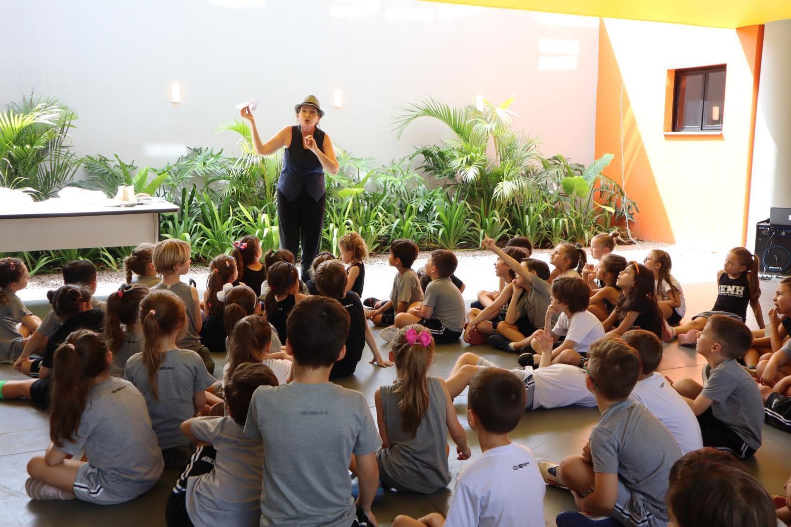 Year 1 da Unidade Oswaldo Cruz recebe os cadernos em um momento de encanto e emoção